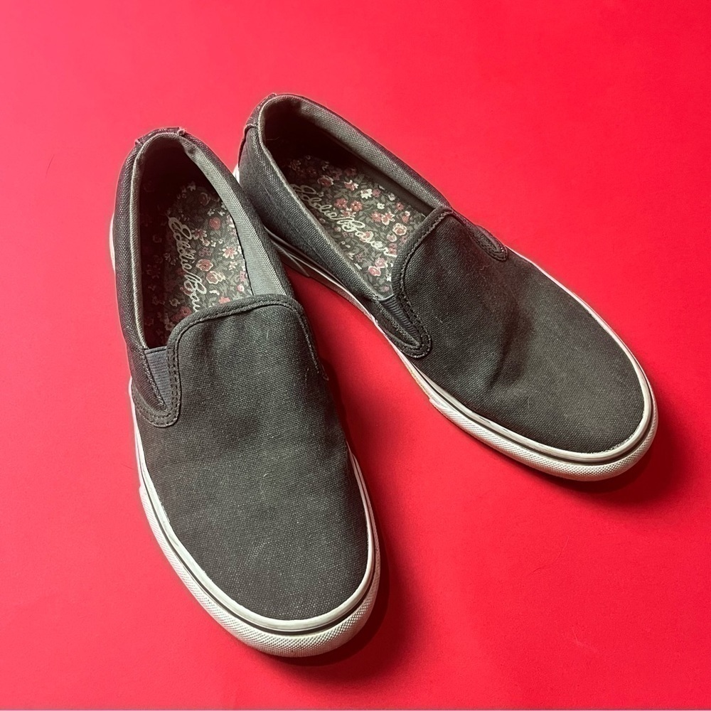 Simple grey shoes 🤍🖤